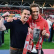 Rob McElhenney i Ryan Reynolds, amerykańscy aktorzy i właściciele Wrexham, świętują awans walijskieg