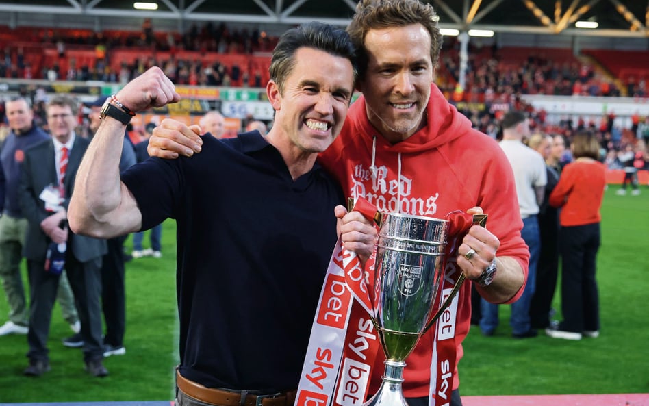 Rob McElhenney i Ryan Reynolds, amerykańscy aktorzy i właściciele Wrexham, świętują awans walijskieg