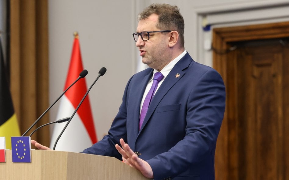 Mandat 500 zł za butelkę wody w upał. Szef KAS reaguje na aferę wokół pierogarni
