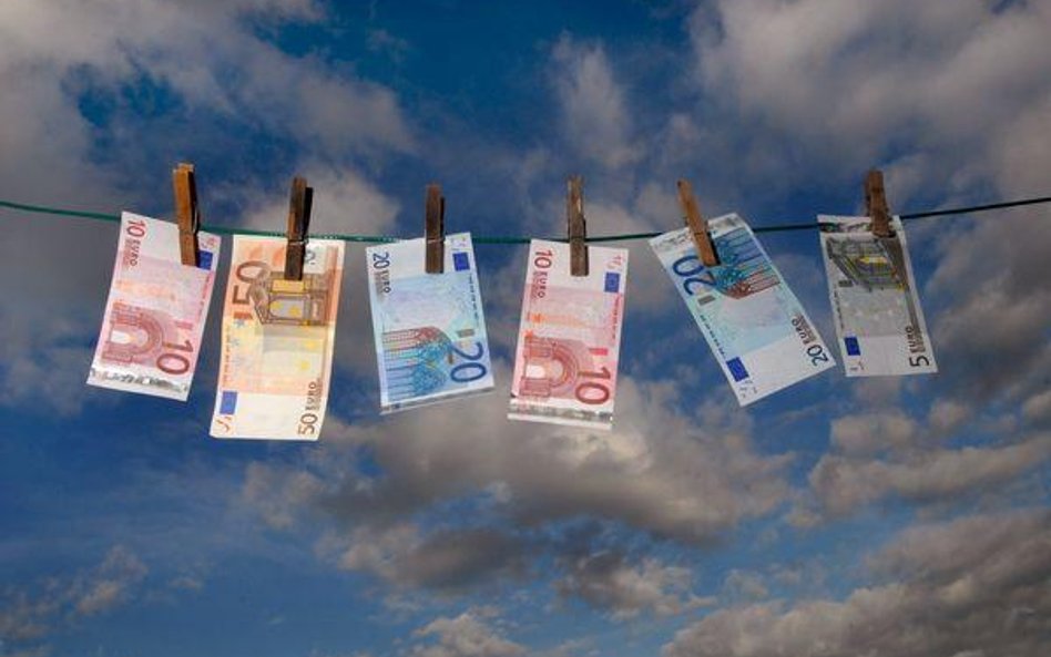 Raty w euro i CHF spadają