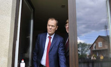 Donald Tusk wizytuje tereny powodziowe