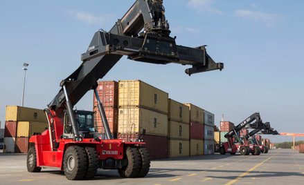 Transport towarów koleją z Chin do Polski jest szybszy niż statkiem i tańszy niż samolotem, dlatego 