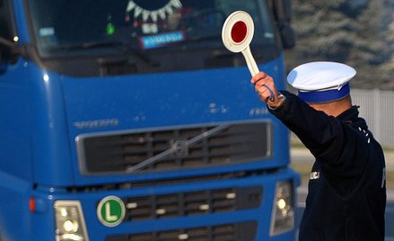 Zawodowi kierowcy za kombinacje stracą prawo jazdy