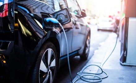 Polish electromobility with a pulled brake