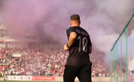 Kibice Górnika witają Lukasa Podolskiego na stadionie w Zabrzu