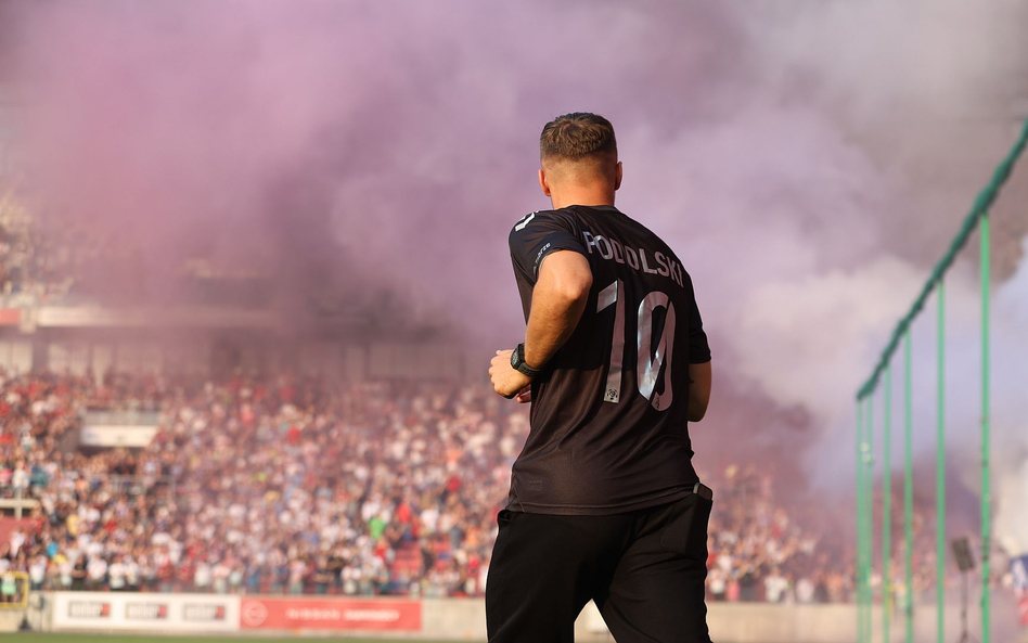 Kibice Górnika witają Lukasa Podolskiego na stadionie w Zabrzu