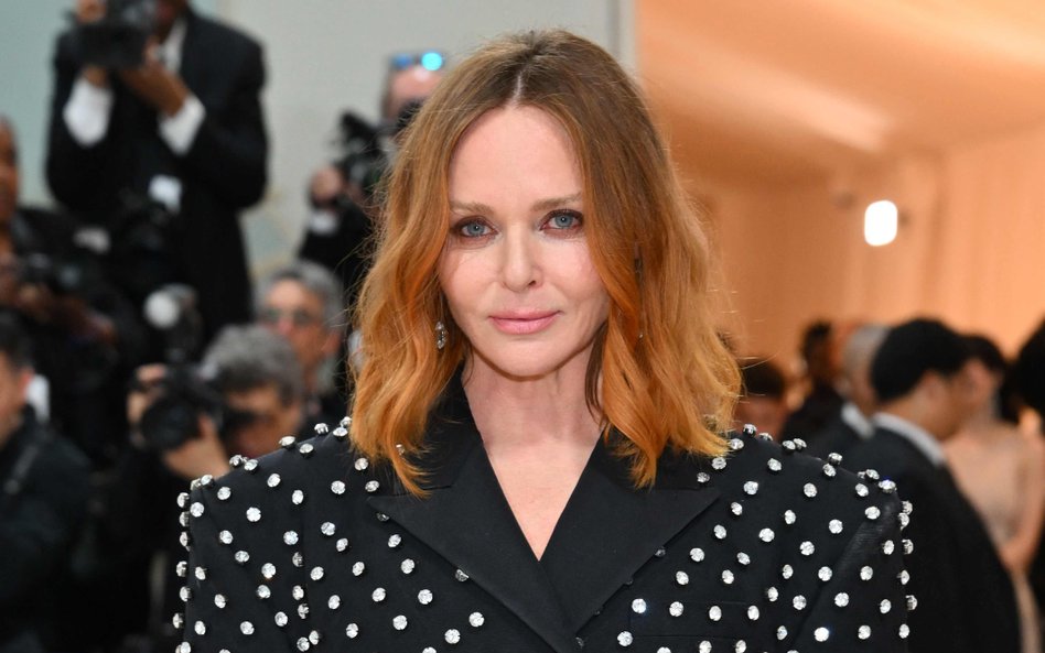 Stella McCartney stworzyła własną markę w 2001 roku. Od samego początku w swoich projektach nie używ