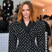 Stella McCartney stworzyła własną markę w 2001 roku. Od samego początku w swoich projektach nie używ