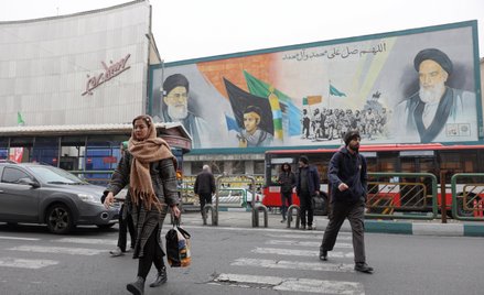 Ludzie przechodzą obok muralu z wizerunkiem Najwyższego Przywódcy Iranu, ajatollaha Alego Chameneieg