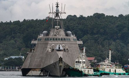 Amerykański okręt USS Montgomery (LCS 8) składający wizytę w porcie Davao na wyspie Mindanao na Fili