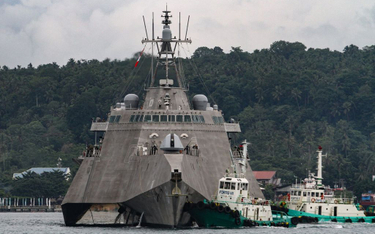Amerykański okręt USS Montgomery (LCS 8) składający wizytę w porcie Davao na wyspie Mindanao na Fili