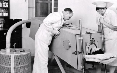 Pierwsze „żelazne płuco” powstało w 1928 r. Pomagało dzieciom, które przeszły polio