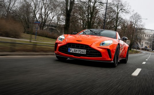 Aston Martin Vantage jest kompaktowych rozmiarów - 4,49 m długości, 1,98 m szerokości i 1,27 m wysok