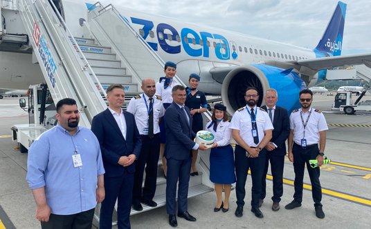 Na powitanie  Jazeera'y Aiways był tort dla załogi i wspólne zdjęcie z przedstawicielami krakowskieg