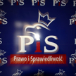 Atak na biuro PiS na Mazowszu. Okna oblane nieznaną substancją