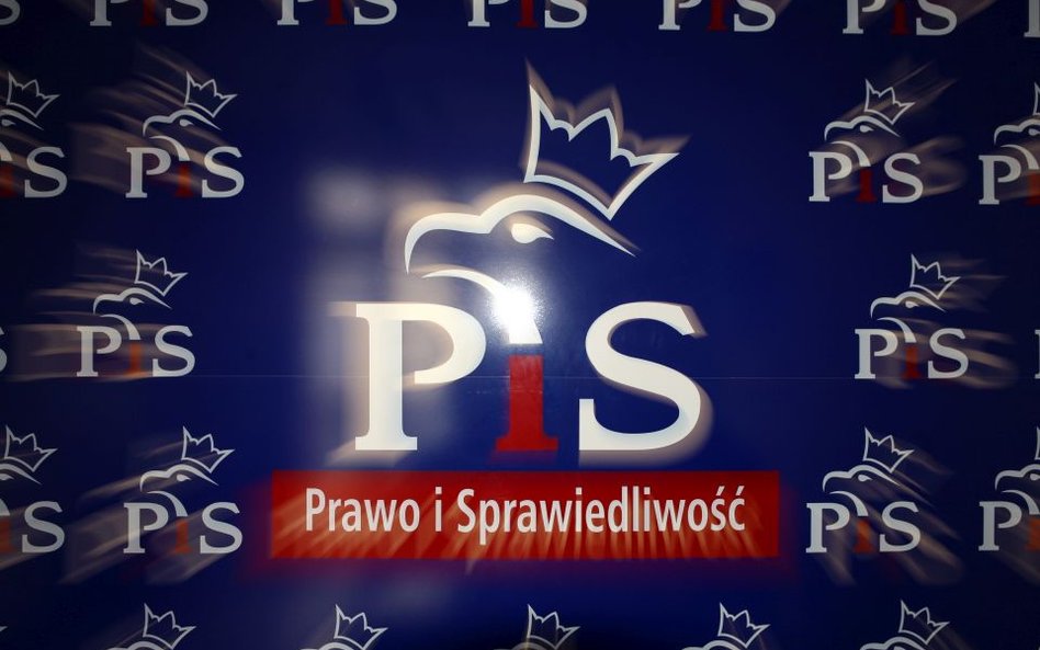 Atak na biuro PiS na Mazowszu. Okna oblane nieznaną substancją