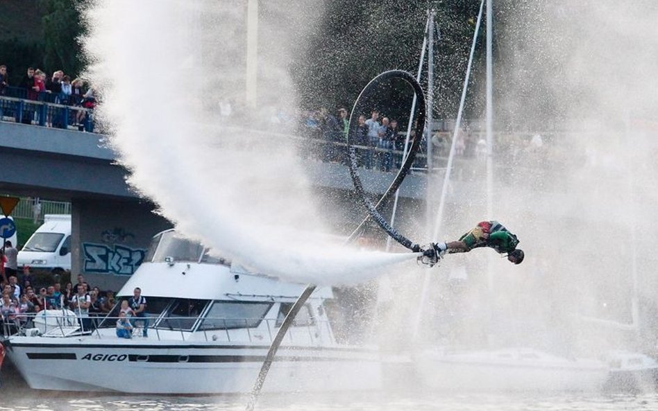 Water Show – Flyboard to pokazy powietrznych akrobacji ponad powierzchnią wody.