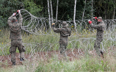 Montaż drutu kolczastego na granicy pomiędzy Polską i Białorusią, fot. z sierpnia