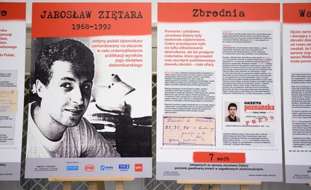 Tablica poświęcona Jarosławowi Ziętarze, prezentowana podczas uroczystości pośmiertnego odznaczenia 