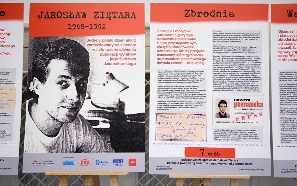 Tablica poświęcona Jarosławowi Ziętarze, prezentowana podczas uroczystości pośmiertnego odznaczenia 