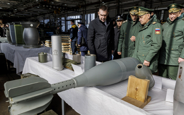 Minister obrony Rosji Siergiej Szojgu podczas inspekcji w fabryce amunicji w Niżnym Nowogrodzie