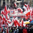 Podczas weekendowych marszów nad głowami manifestantów powiewały flagi. W niedzielę brak było jednak