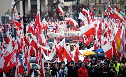 Podczas weekendowych marszów nad głowami manifestantów powiewały flagi. W niedzielę brak było jednak