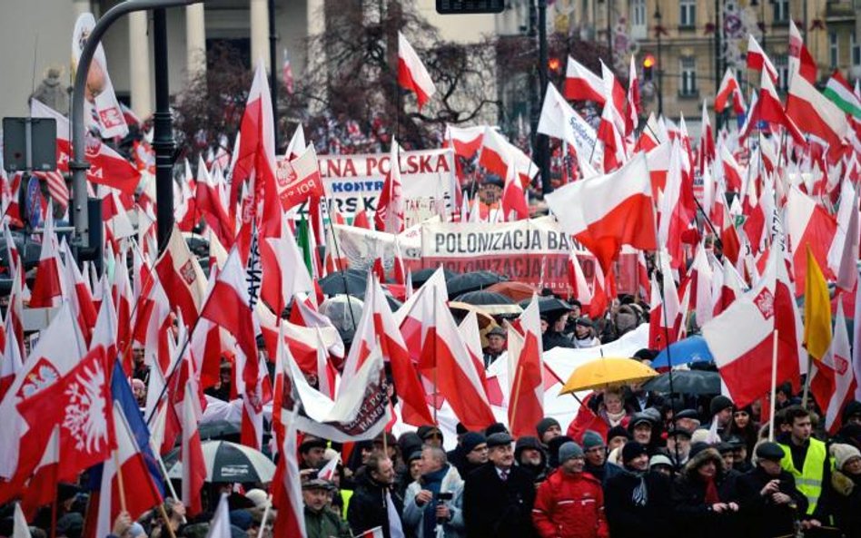 Podczas weekendowych marszów nad głowami manifestantów powiewały flagi. W niedzielę brak było jednak