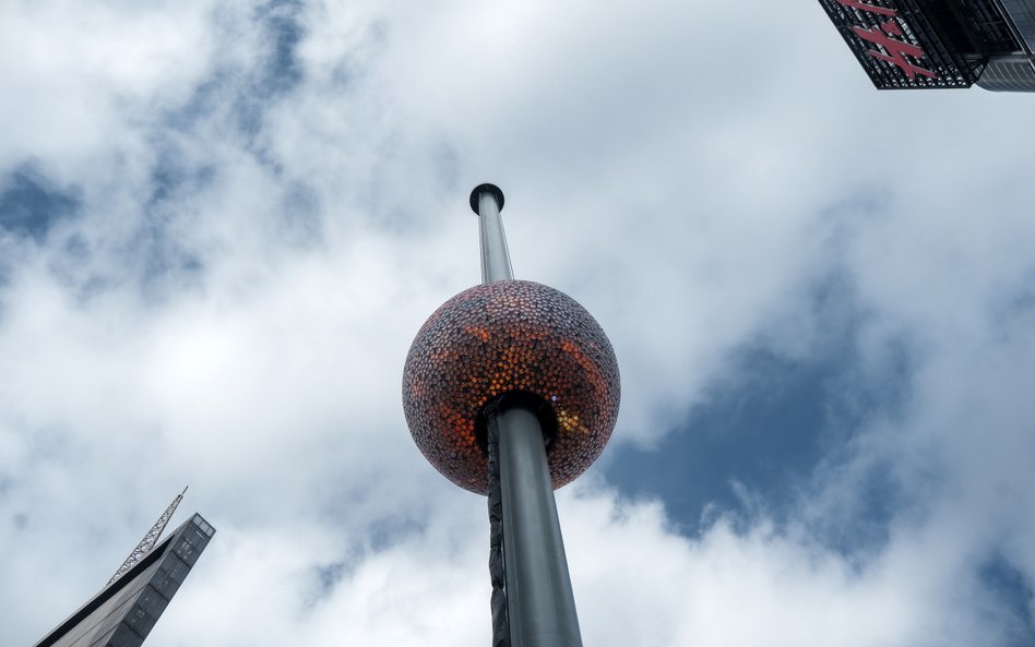 Nadejście Nowego Roku w Nowym Jorku obwieszcza kula, umieszczona na 40-metrowym słupie na Times Squa