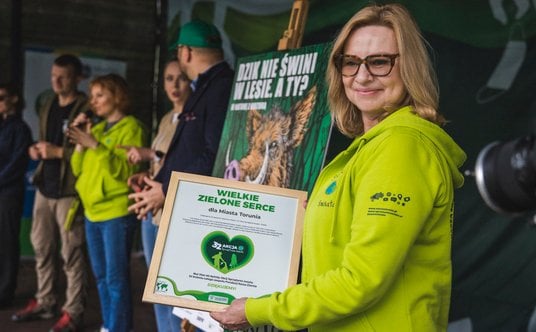 Beata Butwicka, prezes zarządu Fundacji Nasza Ziemia, z Wielkim Zielonym Sercem dla Torunia.