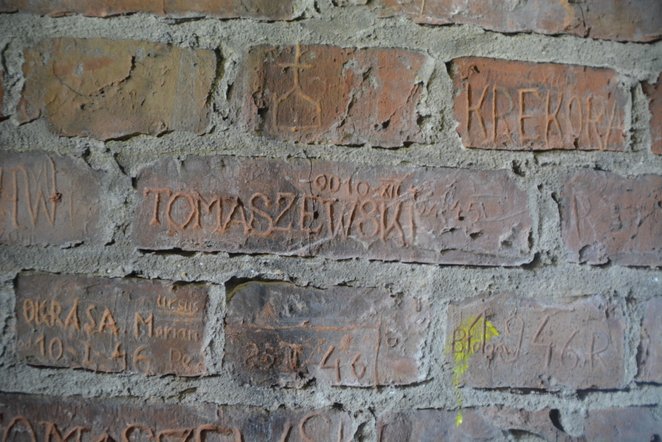 Napisy wyryte na ścianie celi przez więzionych w sowiecko-ubeckiej katowni przy ulicy Strzeleckiej 8