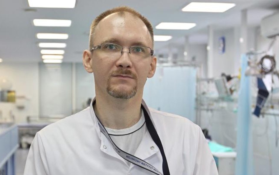 Dr Piotr Dąbrowiecki podkreśla, że źródłem szkodliwego dla zdrowia smogu są tzw. kopciuchy i komunik