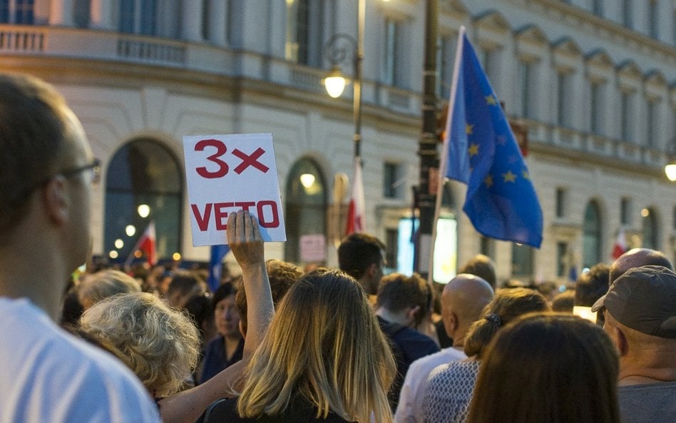 Opozycja protestuje pod Pałacem Prezydenckim