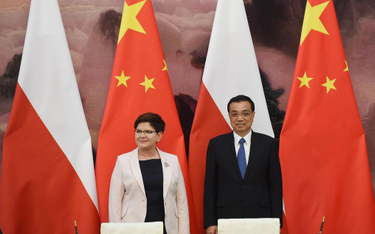 Premier Beata Szydło (L) podczas spotkania z premierem ChRL Li Keqiangiem (P) w Pekinie.