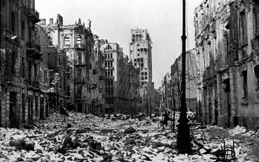 Miasto po hekatombie, ul. Świętokrzyska, 1945 r.