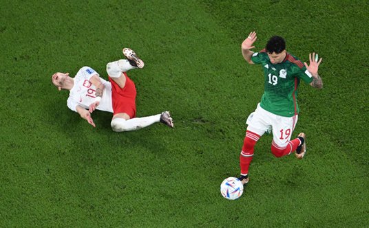 Sanchez faulował Szymańskiego