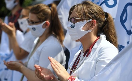 Rząd chce zmienić zasady podwyżek dla medyków. Związki nie wykluczają protestów