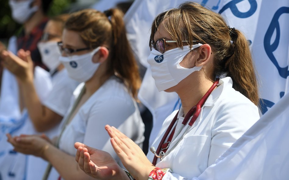 Rząd chce zmienić zasady podwyżek dla medyków. Związki nie wykluczają protestów