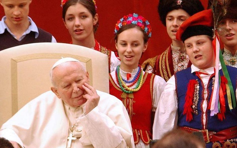 Jan Paweł II słucha polskiego chóru podczas audiencji w Castel Gandolfo w 2002 r.