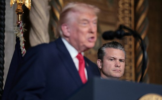 Pete Hegseth przysłuchuje się wystąpieniu Donalda Trumpa