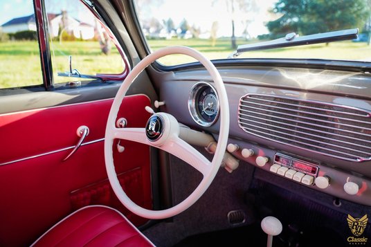 Przydomek zawdzięcza owalnej tylnej szybie, która była cechą wersji z lat 1953–1957.