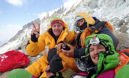Denis Urubko (pierwszy z lewej), Elisabeth Revol i Adam Bielecki już po akcji ratowniczej.