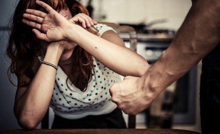 Procedura opuszczenia mieszkania przez stosującego przemoc domową zbyt długa