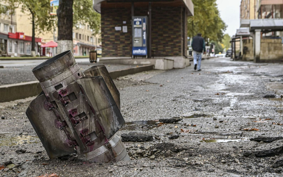 Stepanakert. Niewybuch na jednej z głównych ulic miasta