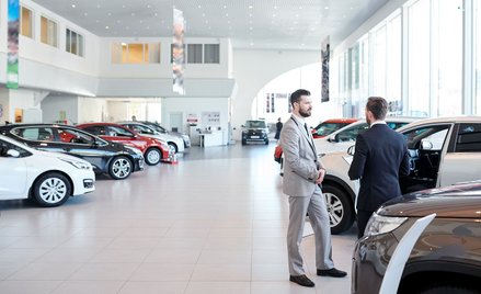 Ubywa chętnych na zakup samochodów. Średnia cena aut wyższa o 15 proc.