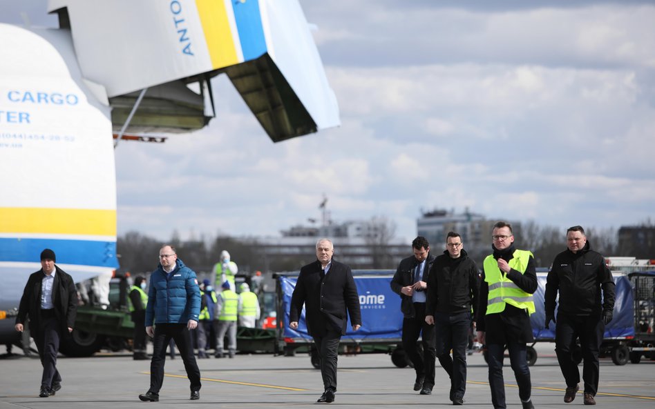 Kwiecień 2020" ówczesny premier Mateusz Morawiecki, minister aktywów państwowych Jacek Sasin, prezes