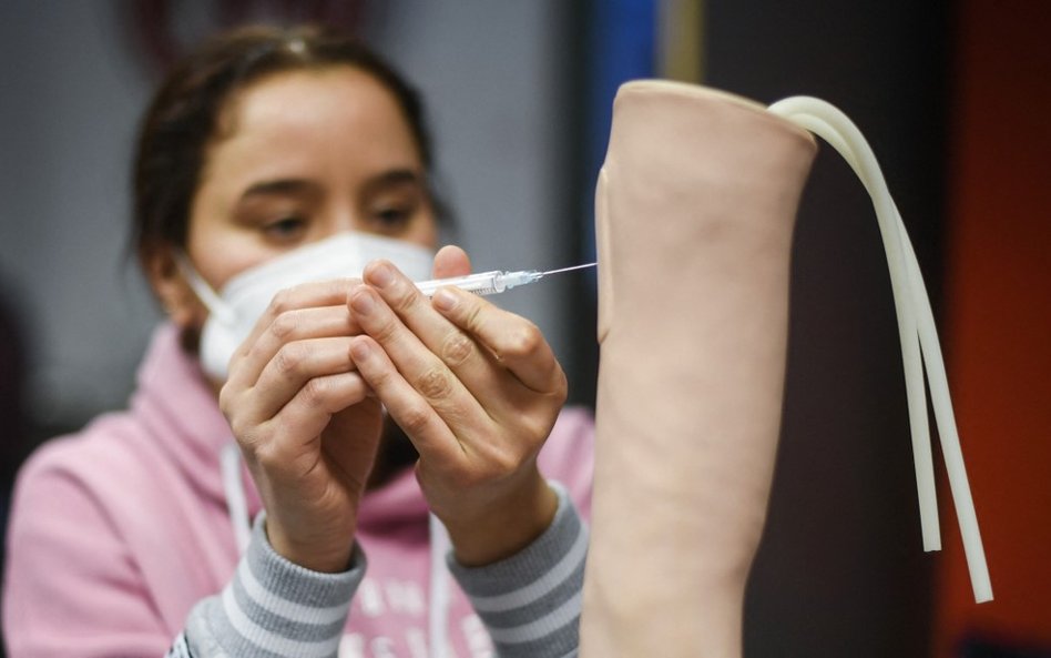 Niemcy szykują się na Omikrona. Nawet 4000 farmaceutów z Nadrenii Północnej-Westfalii przejdzie do k