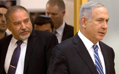 Premier Beniamin Netanjahu (z prawej) w towarzystwie ministra obrony Avigdora Liebermana w 2016 roku