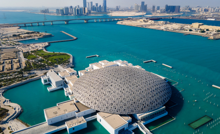 Muzeum Luwr w Abu Dhabi w ZEA.