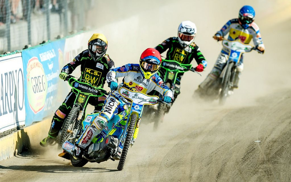 Fredrik Lindgren i Kacper Woryna (kask żółty i biały) byli jedynymi zawodnikami ROW-u, którzy podjęl